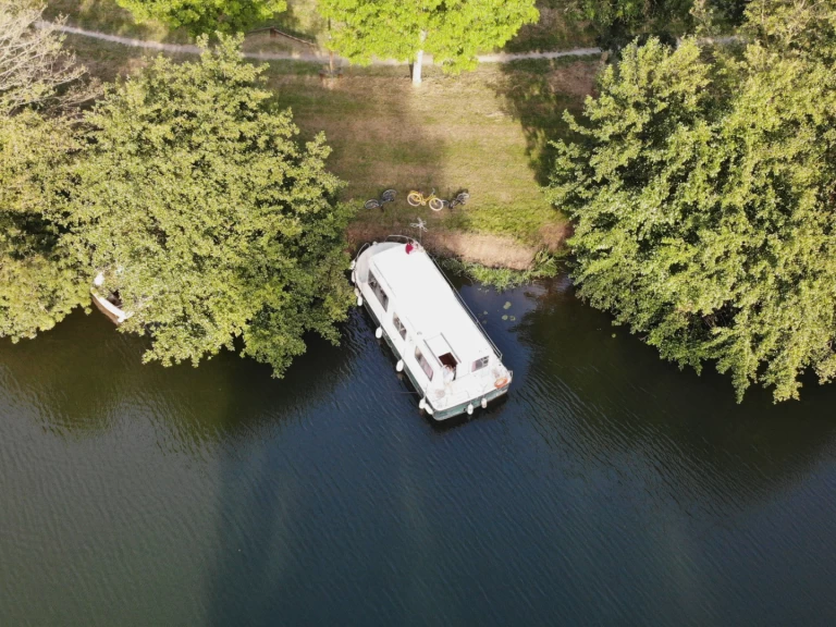 Houseboat rental with or without captain Jeanneau Grez-Neuville