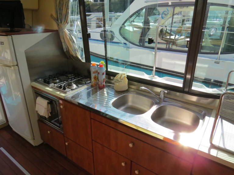 Houseboat rental with or without captain Nicols Yacht Grez-Neuville