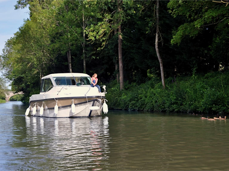 Motorboat for rent Grez-Neuville at the best price