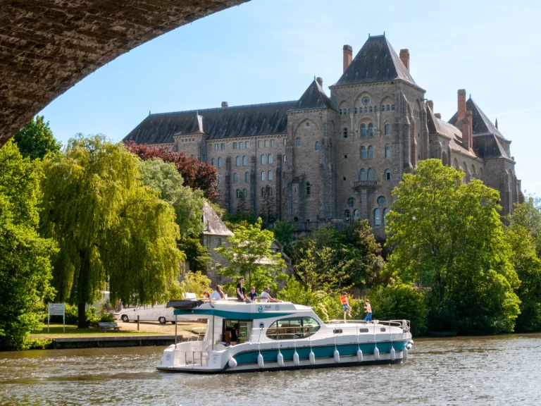 Nicols Yacht Premium Groupe XL 8-12 p. in Grez-Neuville on SamBoat