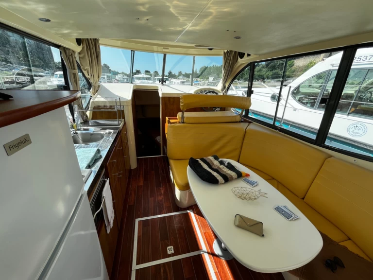 Nicols Yacht Confort Couple XL 2-4 p. in Grez-Neuville on SamBoat