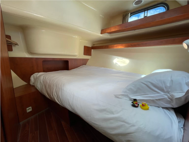 Rent a Nicols Yacht Confort Couple XL 2-4 p. Grez-Neuville