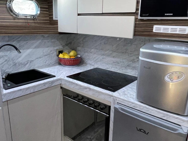 Luxury Yacht for rent Salerno at the best price