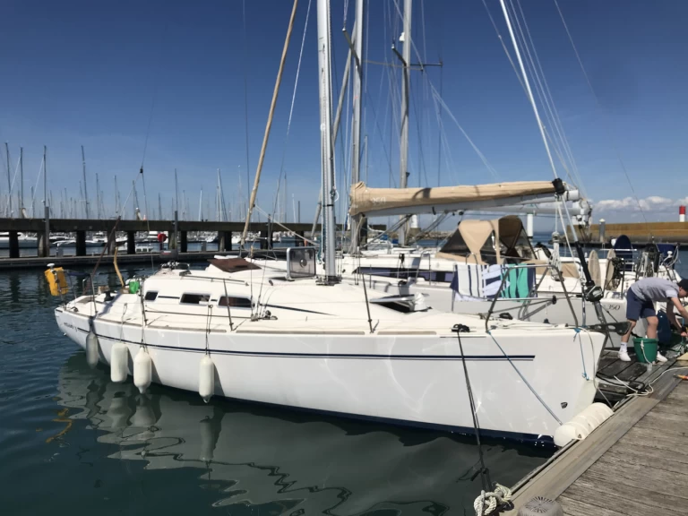 Sailboat for rent Quiberon at the best price
