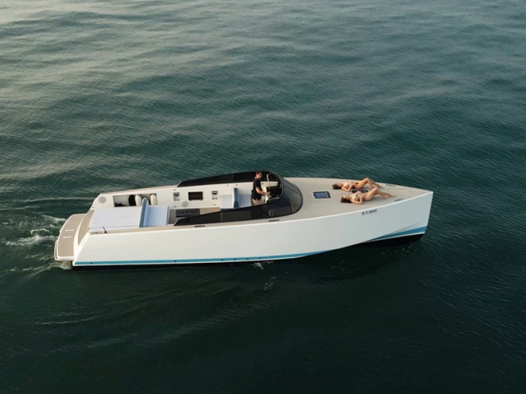 Motorboat rental in Dubai Marina - VanDutch VanDutch 40