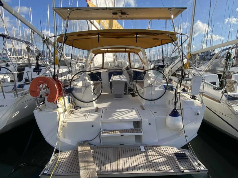 Bénéteau Oceanis 41.1 in Néa Péramos on SamBoat