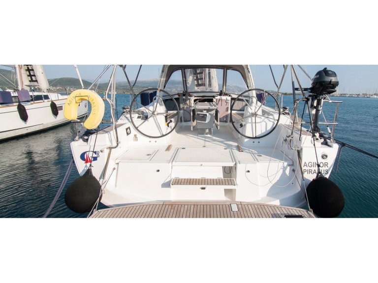 Boat rental Bénéteau Oceanis 41.1 in Néa Péramos on Samboat