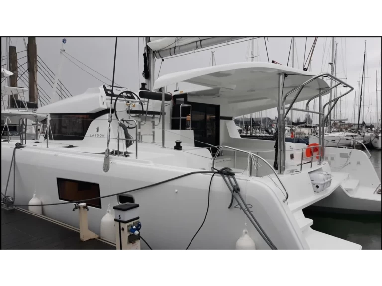 Catamaran rental in Alimos - Lagoon Lagoon 42[G]