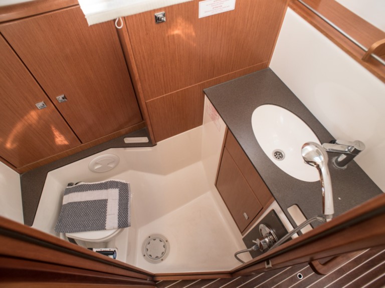 Sailboat for rent Néa Péramos at the best price