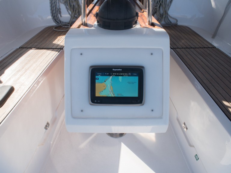 Bavaria Cruiser 37 in Néa Péramos on SamBoat