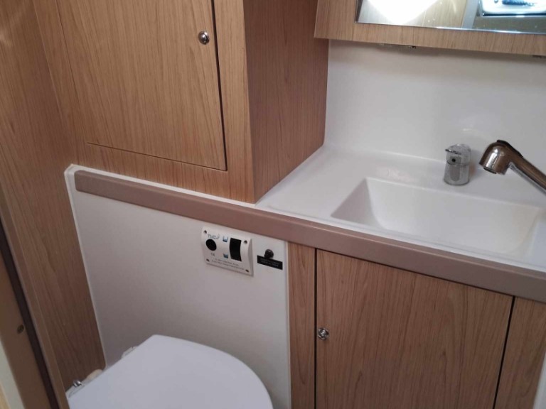 Boat rental Bénéteau Oceanis 41.1 in Néa Péramos on Samboat