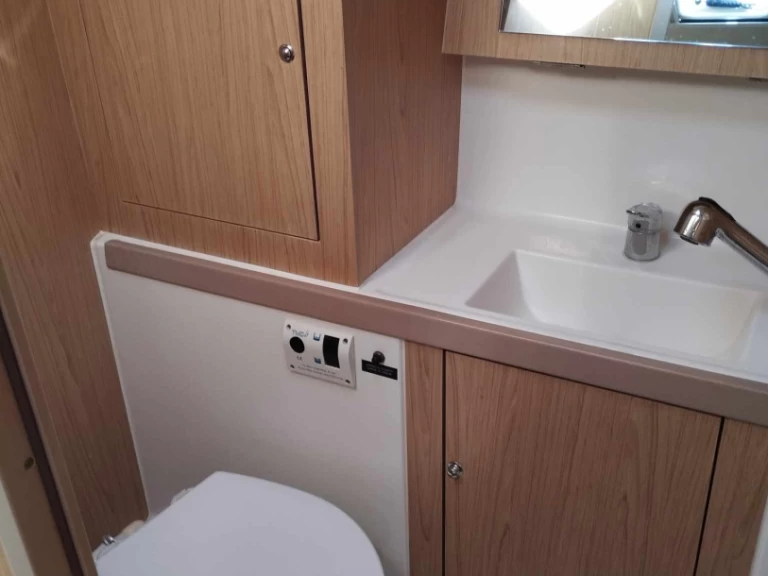 Boat rental Bénéteau Oceanis 41.1 in Néa Péramos on Samboat