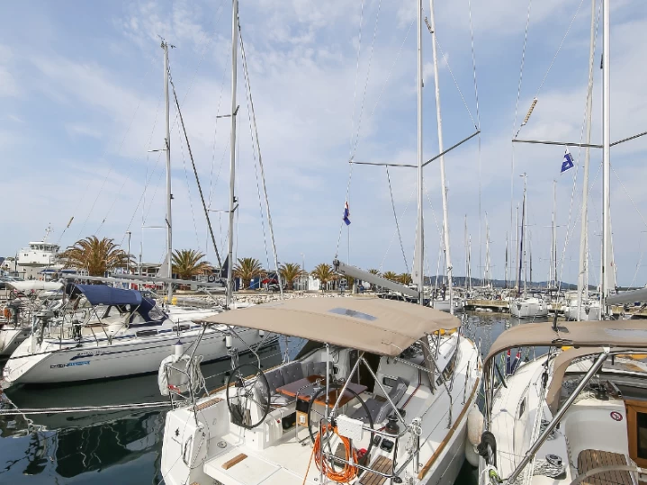 Sailboat rental with or without captain Jeanneau Jezera