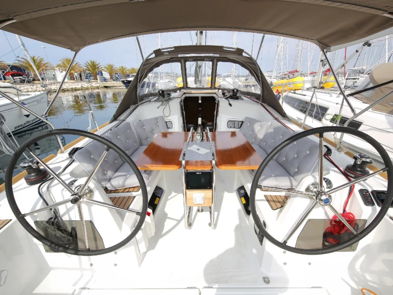 Sailboat for rent Jezera at the best price