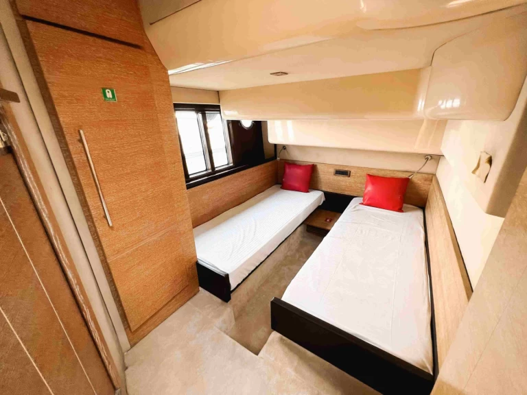 Azimut Azimut 50 in Dubai Marina on SamBoat