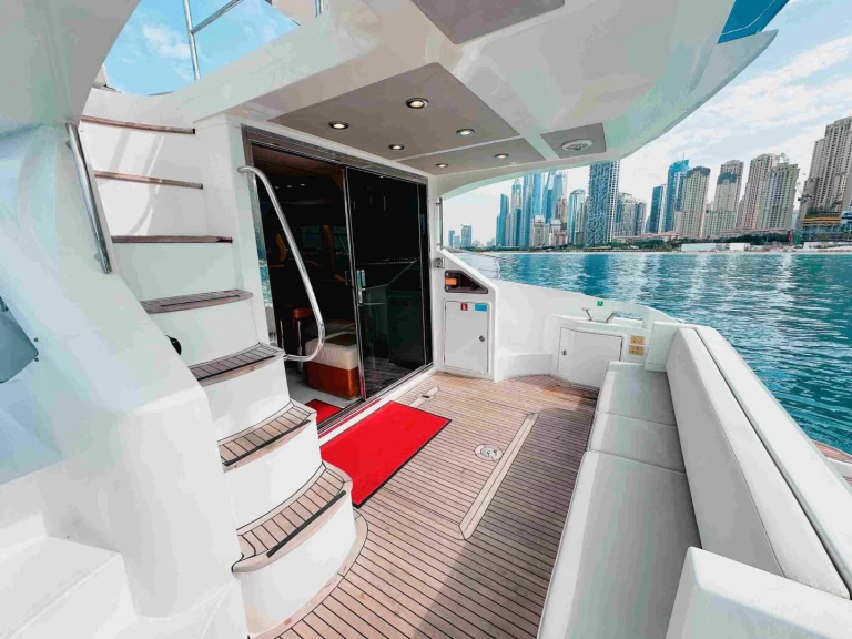 Azimut Azimut 50 in Dubai Marina on SamBoat