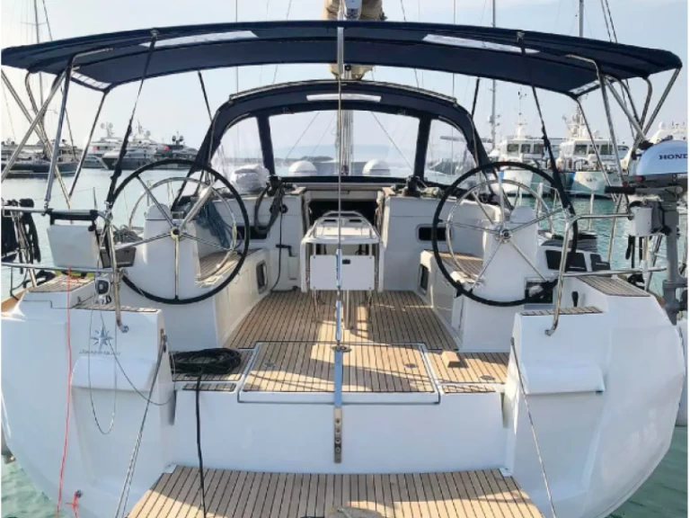 Sailboat rental with or without captain Jeanneau Pálairos