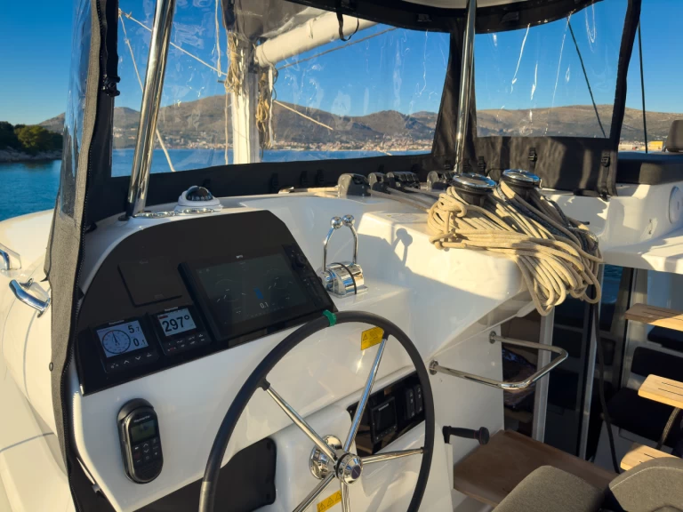 Boat rental Lagoon Lagoon 43 - 3 + 1 cab. OW in Seget Donji on Samboat