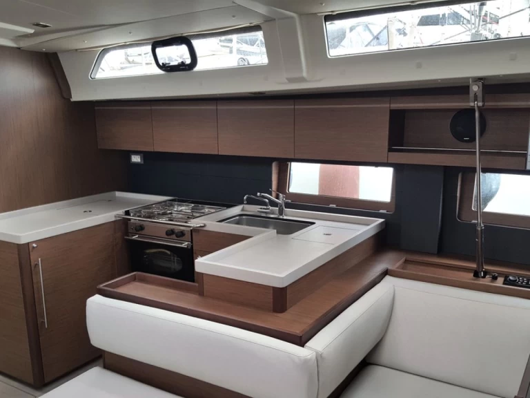 Rent a Bénéteau Oceanis 51.1 Alimos