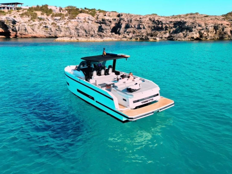 Bareboat Rental Motorboat De Antonio with a boat licence