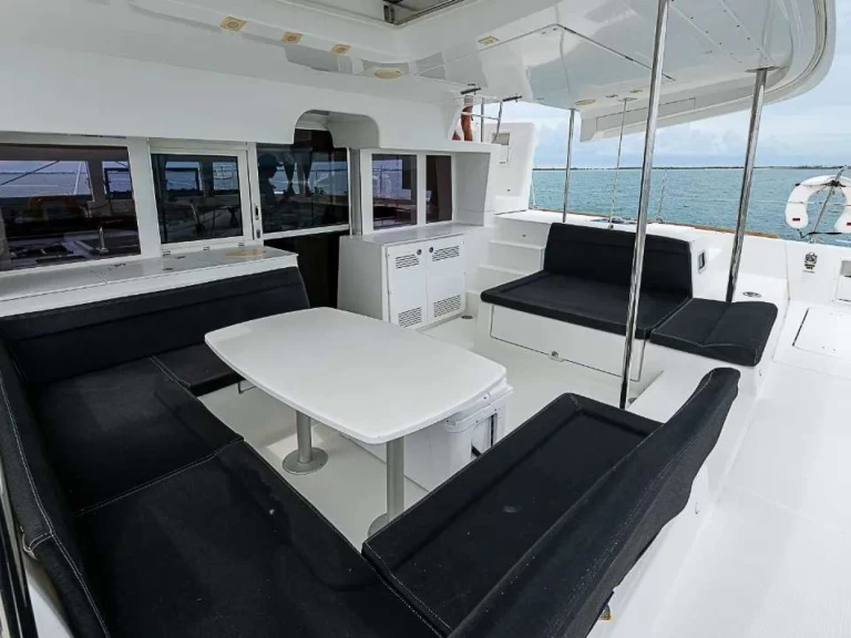 Bareboat Rental Luxury Yacht Lagoon with a boat licence