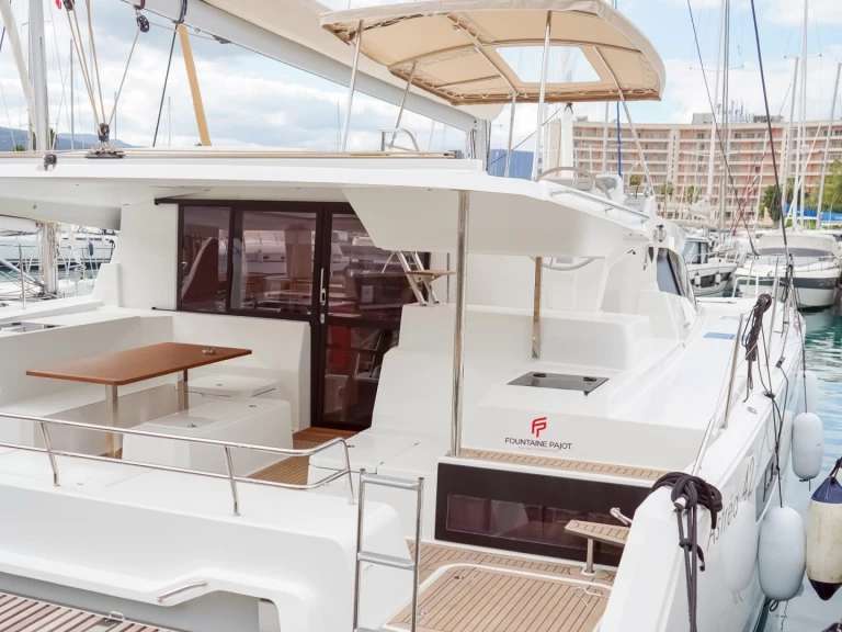 Catamaran rental in Furnari - Fountaine Pajot Astrea 42
