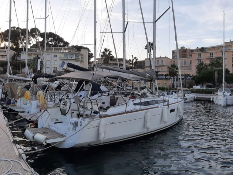 Boat rental Jeanneau Sun Odyssey 349 in Toulon on Samboat