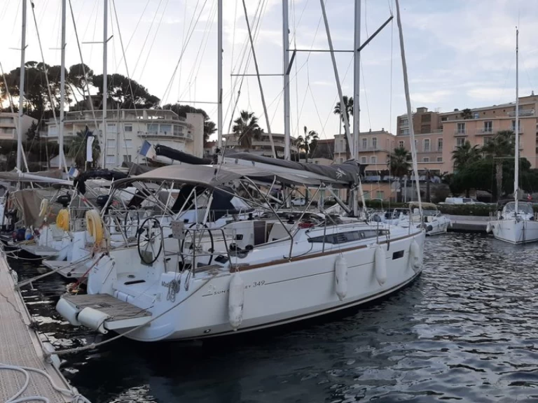 Boat rental Jeanneau Sun Odyssey 349 in Toulon on Samboat