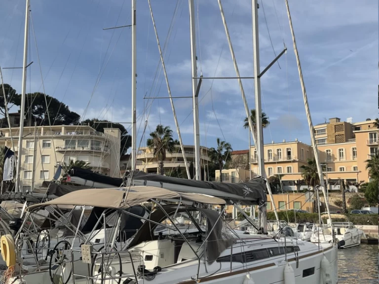 Sailboat rental with or without captain Jeanneau Toulon