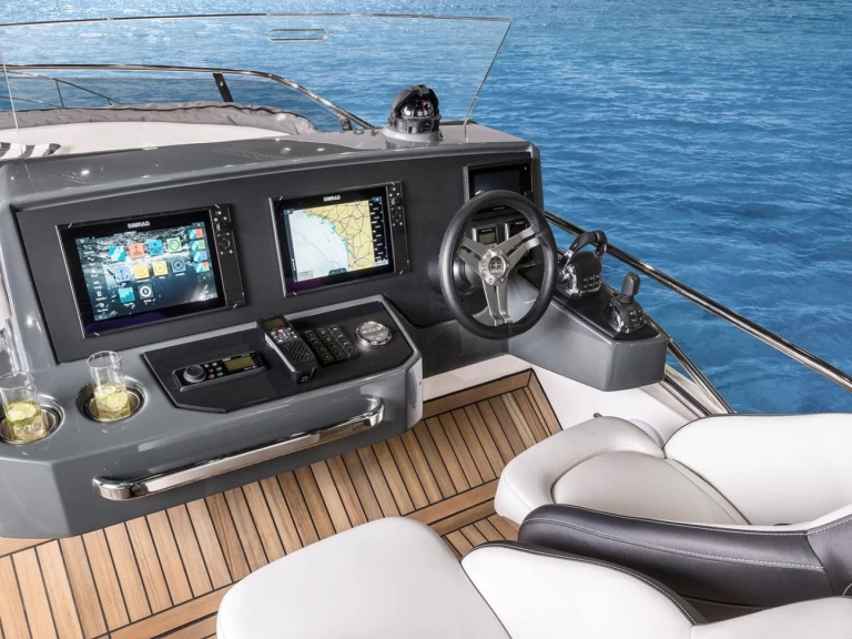 Bareboat Rental Motorboat Bavaria with a boat licence