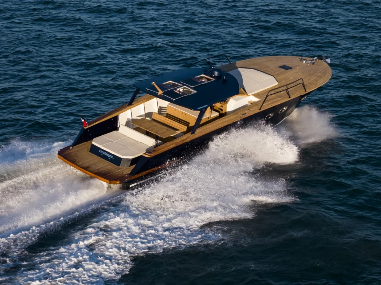 Motorboat for rent Port de Cavalaire-sur-Mer at the best price