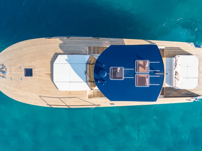 Motorboat for rent Port de Cavalaire-sur-Mer at the best price