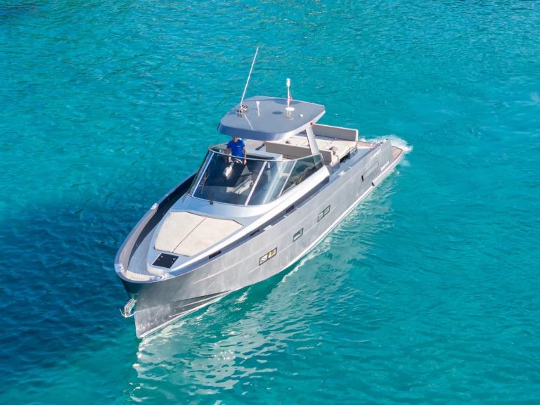 Motorboat for rent Port de Cavalaire-sur-Mer at the best price