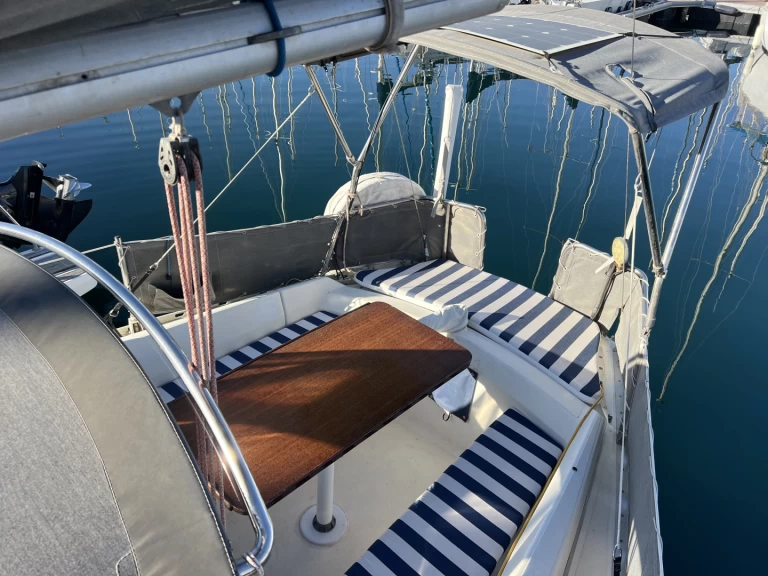 Jeanneau Sangria in Sète on SamBoat