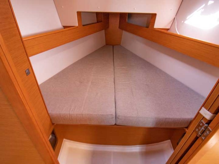 Jeanneau Sun Odyssey 33i in Agía Effimía on SamBoat