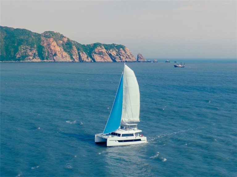 Catamaran rental in Marsh Harbour - HeySea Seaview 50