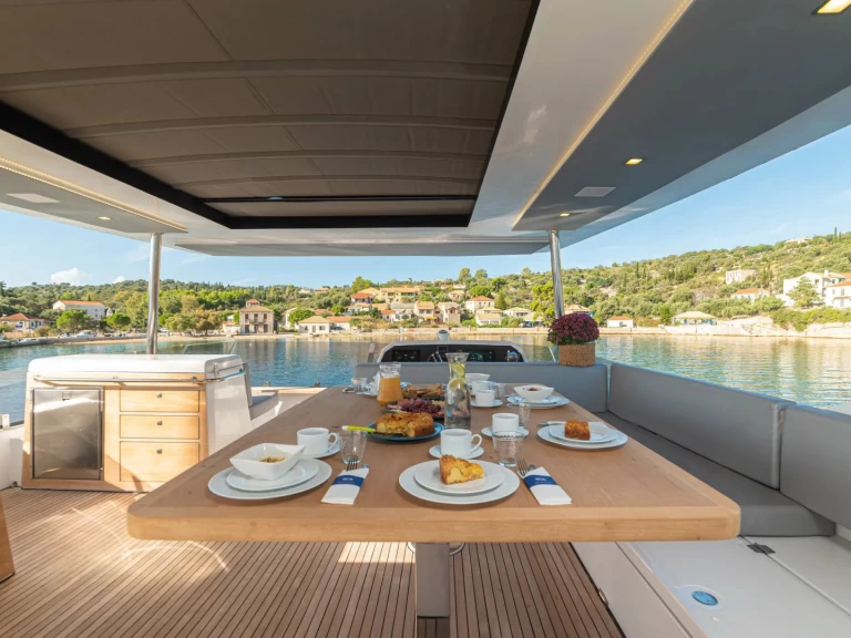 Aventura Aventura 50 - 4 + 1 cab. in Alimos on SamBoat