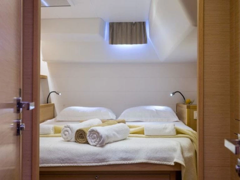 Boat rental Lagoon Lagoon 450 F in Vlychada on Samboat