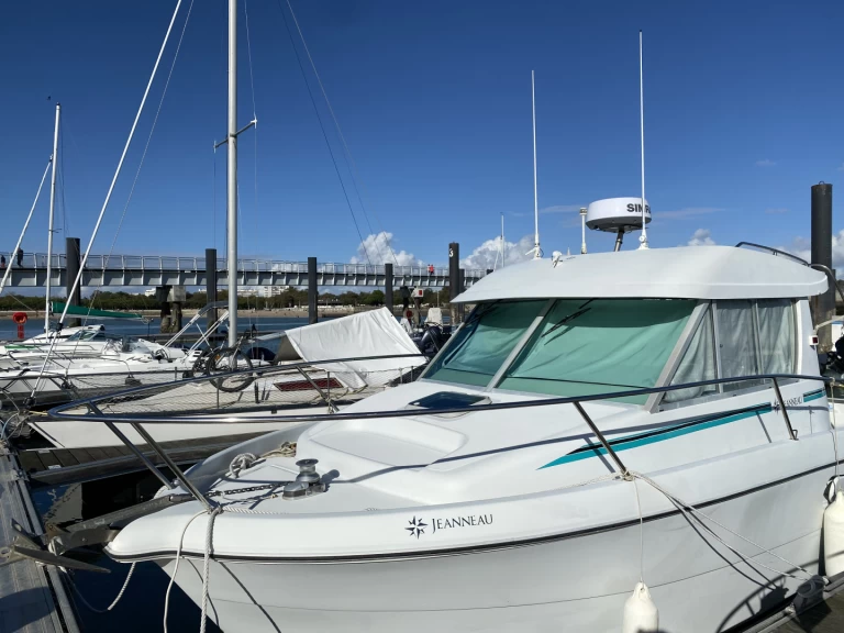 Jeanneau Merry fisher750CR in La Rochelle on SamBoat