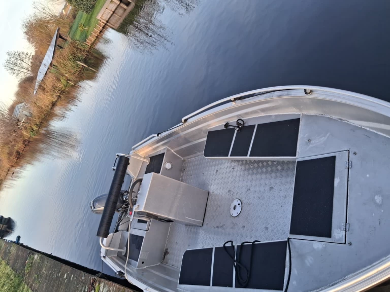Boat rental qwest R450 in Vinkeveen on Samboat