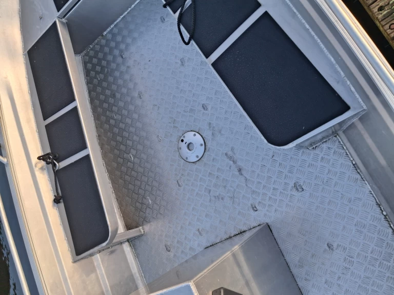 Bareboat Rental Motorboat qwest with a boat licence