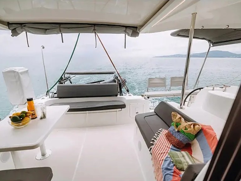 Yacht charter Nikiána cheap Excess 11