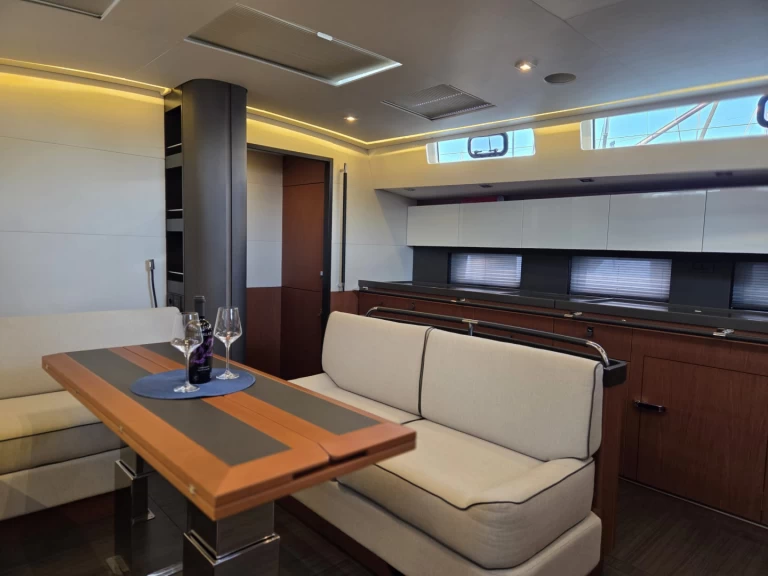 Sailboat rental in Kaštela - Bénéteau Oceanis Yacht 62