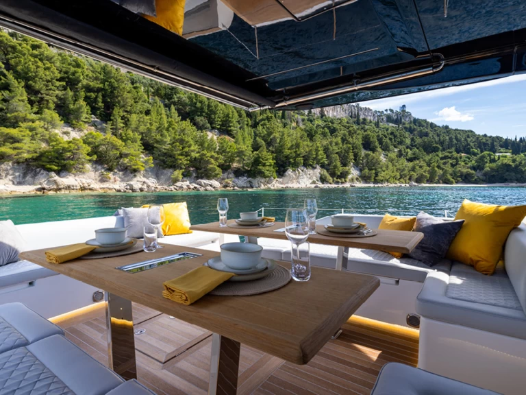 Motorboat rental with or without captain Solaris Power France