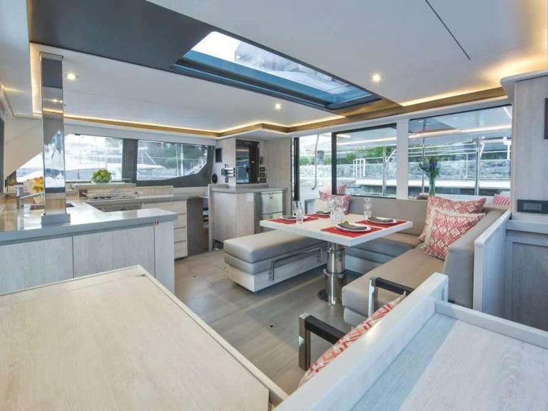 Catamaran rental in Belize City - Leopard Nice Aft Too