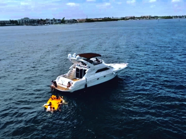 Luxury Yacht rental in Boynton Beach - Sea Ray Sea Ray 440 Express Bridge
