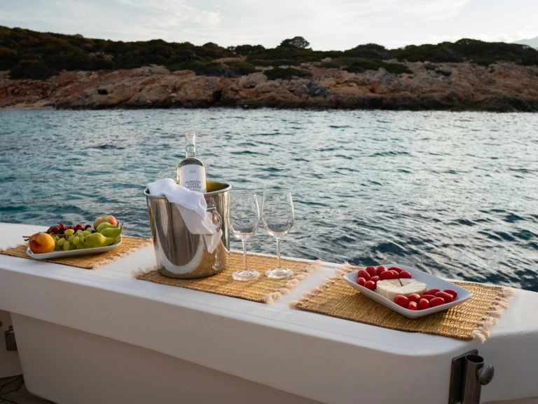 Bareboat Rental Luxury Yacht Luhrs with a boat licence