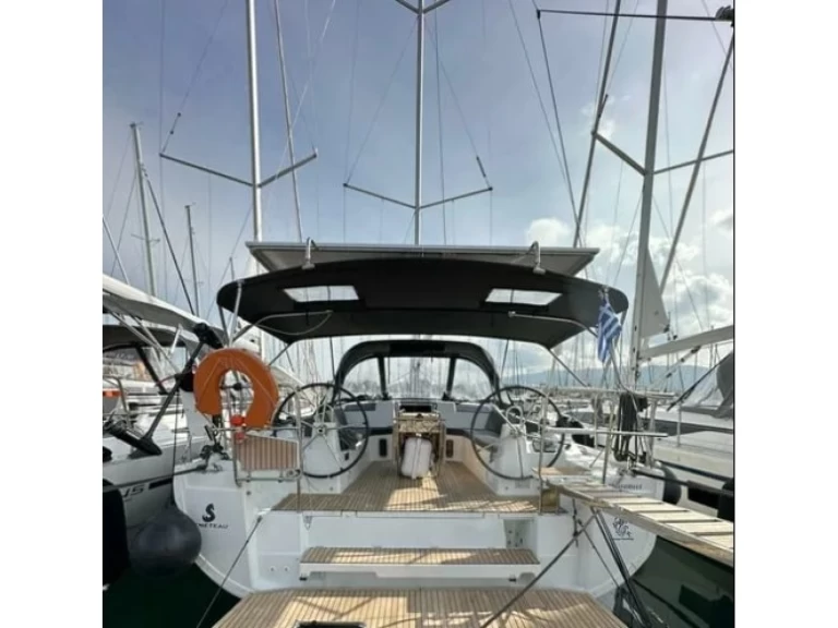 Rent a Bénéteau Oceanis 40.1 Alimos