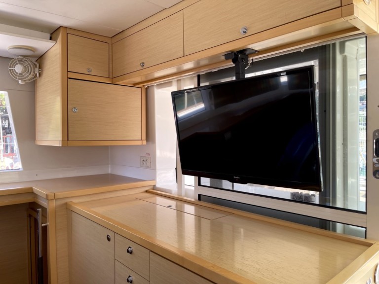 Lagoon Lagoon 450 F in Alimos on SamBoat