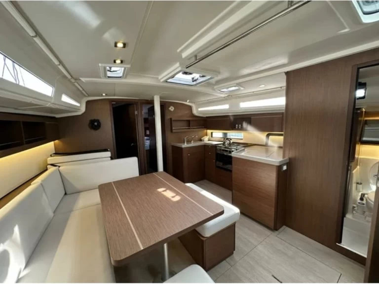 Boat rental Bénéteau Oceanis 40.1 in Alimos on Samboat